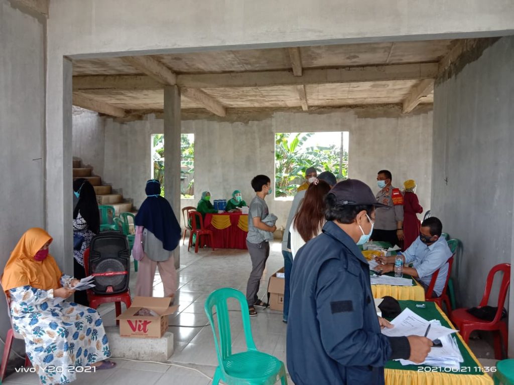 Vaksinasi Warga Jejalen Jaya Dalam Rangka Bhakti Bhayangkara