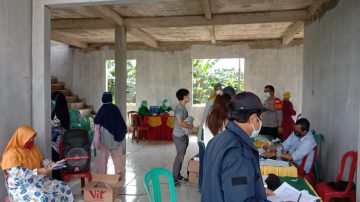 Vaksinasi Warga Jejalen Jaya Dalam Rangka Bhakti Bhayangkara