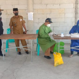 Kepala Desa Mangunjaya Lakukan Test Swab Antigen dan Penyemprotan Disinfectant