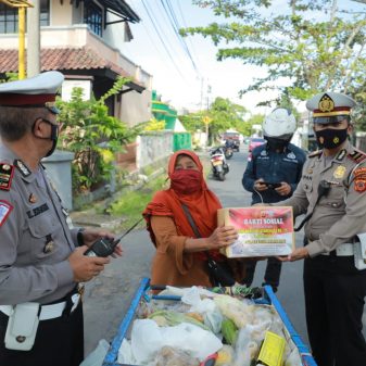 Peringati Hari Bhayangkara ke-75, Polres Tasikmalaya Kota Bagikan 1.200 Paket Sembako dan 3000 Masker