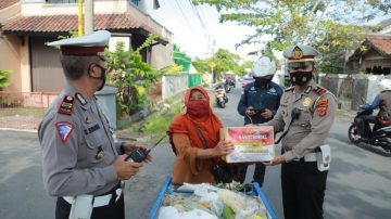 Peringati Hari Bhayangkara ke-75, Polres Tasikmalaya Kota Bagikan 1.200 Paket Sembako dan 3000 Masker