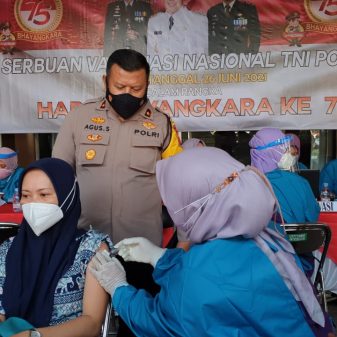 Serbuan Vaksinasi Nasional TNI Polri dalam rangka Hari Bhayangkara ke 75 di wilayah hukum Polres Tasikmalaya Kota