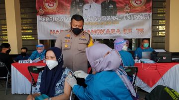 Serbuan Vaksinasi Nasional TNI Polri dalam rangka Hari Bhayangkara ke 75 di wilayah hukum Polres Tasikmalaya Kota