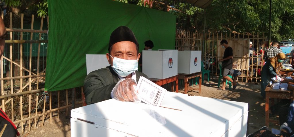 Calon Kepala Desa Kliwed Shofwan Gunakan Hak Pilihnya Di TPS 04