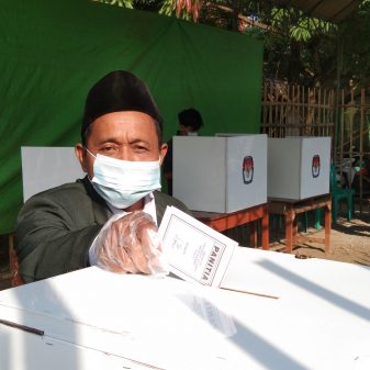 Calon Kepala Desa Kliwed Shofwan Gunakan Hak Pilihnya Di TPS 04