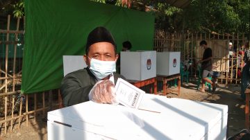 Calon Kepala Desa Kliwed Shofwan Gunakan Hak Pilihnya Di TPS 04