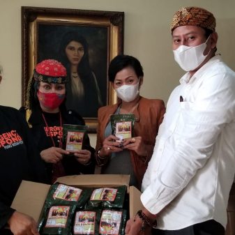 Ully Sigar Rusady Berikan Bantuan 500 Pack Nasi Siap Saji Ke Tim RNLC Wilayah JABAR