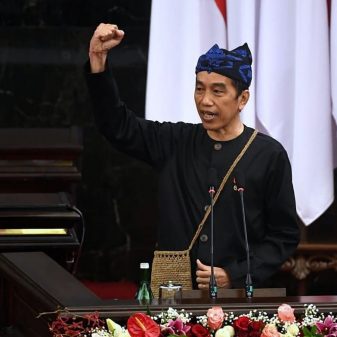 Pakaian Adat Presiden Jokowi