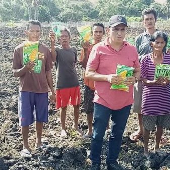 Wakil Bupati Terpilih Sabu Raijua Serahkan Bibit Holtikultura