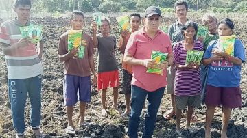 Wakil Bupati Terpilih Sabu Raijua Serahkan Bibit Holtikultura