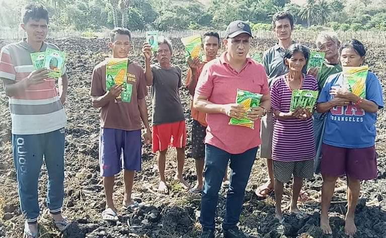 Wakil Bupati Terpilih Sabu Raijua Serahkan Bibit Holtikultura