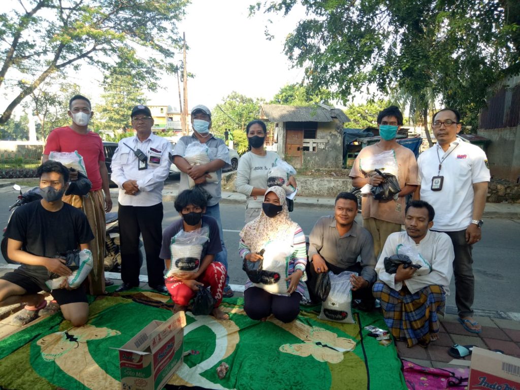 Media Cetak dan Online Warisan Budaya Nusantara Bagikan Sembako Kepada Warga Koja Jakarta Utara