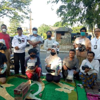 Media Cetak dan Online Warisan Budaya Nusantara Bagikan Sembako Kepada Warga Koja Jakarta Utara