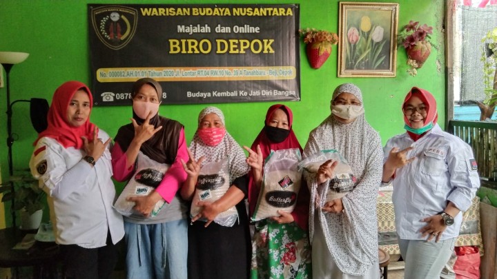 Media Warisan Budaya Nusantara Biro Depok Distribusikan Bantuan Beras Kepada Masyarakat Setempat