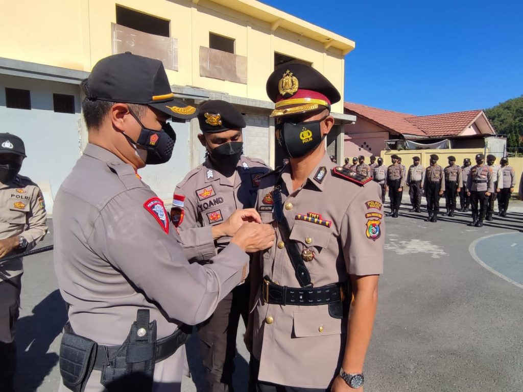 Kapolres Ngada AKBP Rio Cahyowidi, S.I.K., M.I.K Serah Terima Waka Polres