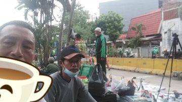 Asep Telah Menekuni Usaha Aksesoris HP di Taman Jatibaru – Tanabang Sejak Dua Tahun Silam