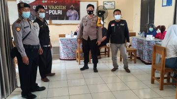 Kapolsek Tambelang Pimpin Kegiatan Vaksinasi Gerai 63 Bagi Masyarakat Desa Sukatenang