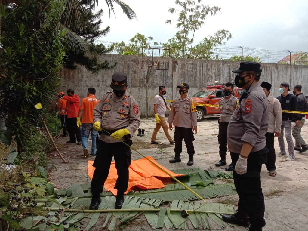 Sopir Temukan Mayat Tergantung di Pohon