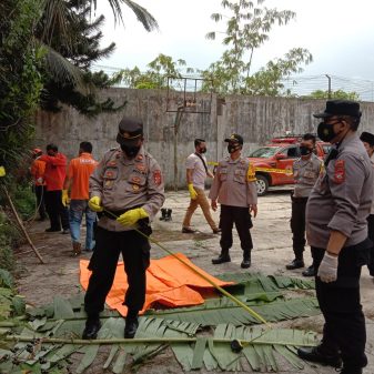Sopir Temukan Mayat Tergantung di Pohon