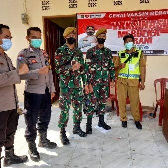 Kegiatan Vaksinasi Gerai 63 Di Sukawangi, Kapolsek Tambelang: Program Vaksinasi Nasional Harus Terwujud
