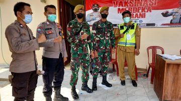 Kegiatan Vaksinasi Gerai 63 Di Sukawangi, Kapolsek Tambelang: Program Vaksinasi Nasional Harus Terwujud