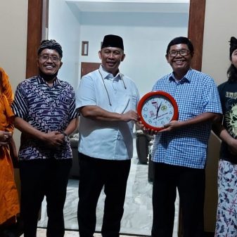 Prof. Sujiono Sastro Atmojo, Koordinator Utama GMRI Semarang Menerima Tim Safari GMRI di Dalem Sokoguru Gunung Pati