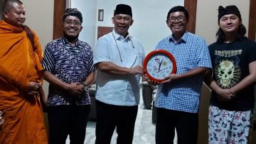 Prof. Sujiono Sastro Atmojo, Koordinator Utama GMRI Semarang Menerima Tim Safari GMRI di Dalem Sokoguru Gunung Pati