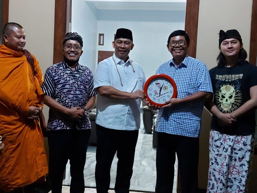 Prof. Sujiono Sastro Atmojo, Koordinator Utama GMRI Semarang Menerima Tim Safari GMRI di Dalem Sokoguru Gunung Pati