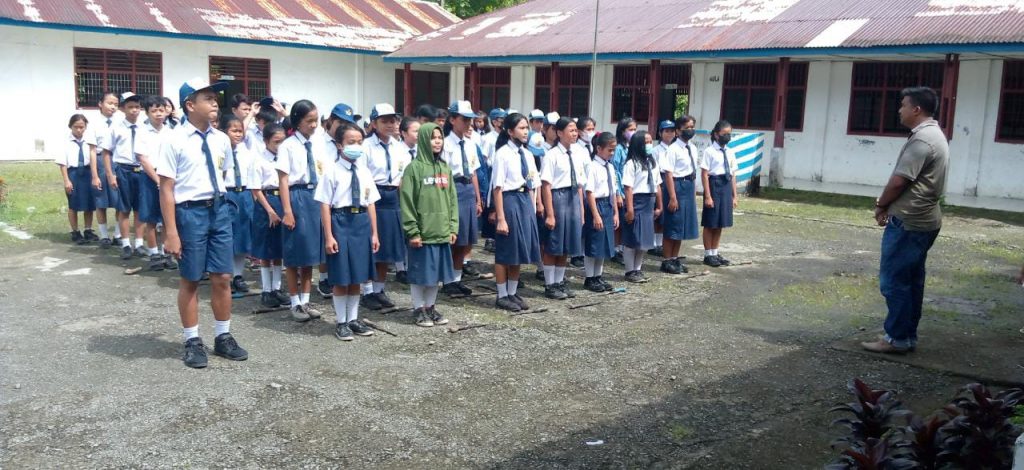 Siswa/I SMP Negeri 3 Faomasi Lahomi Laksanakan Gotong Royong Untuk Membersihkan Lingkungan Sekolah