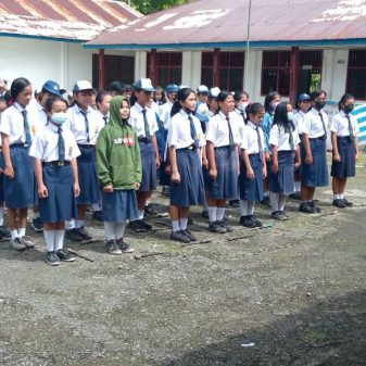Siswa/I SMP Negeri 3 Faomasi Lahomi Laksanakan Gotong Royong Untuk Membersihkan Lingkungan Sekolah