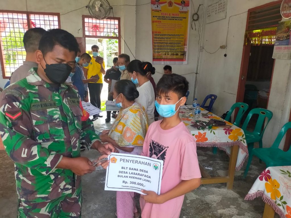 Pembagian BLT-DD Lasarafaga, Babinsa 08/Mdh Sekaligus Memberikan Himbauan Kepada Masyarakat Binaan