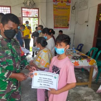 Pembagian BLT-DD Lasarafaga, Babinsa 08/Mdh Sekaligus Memberikan Himbauan Kepada Masyarakat Binaan