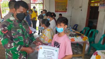 Pembagian BLT-DD Lasarafaga, Babinsa 08/Mdh Sekaligus Memberikan Himbauan Kepada Masyarakat Binaan