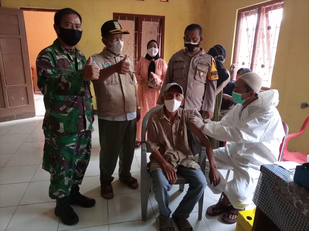 Vaksinasi Gerai 64, Kapolsek Tambelang : Program Vaksinasi Nasional Harus Terwujud