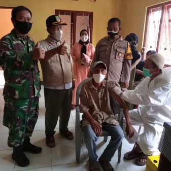 Vaksinasi Gerai 64, Kapolsek Tambelang : Program Vaksinasi Nasional Harus Terwujud