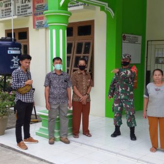 Babinsa Koramil 08/Mandrehe Kodim 0213/Nias Melakukan Operasi Yustisi Disiplin Kesehatan Kepada Masyarakat