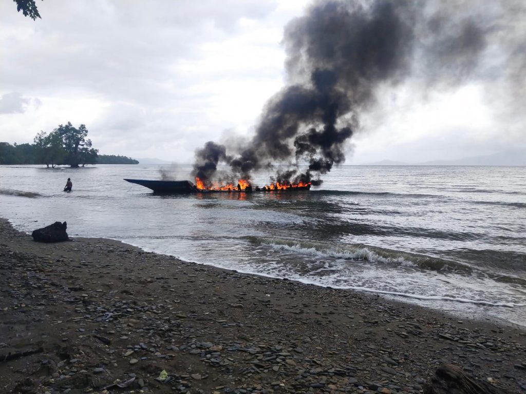 Kapal Pengangkut BBM Habis Dilalap Si Jago Merah, di Kamarian