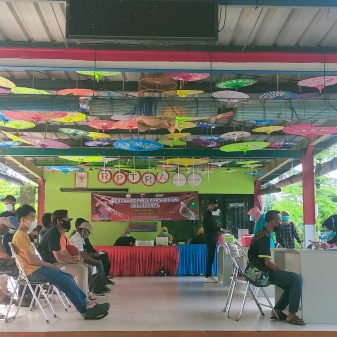 Seknas Jokowi DPW DKI Jakarta Giat  Vaksinasi dan  Bagi Sembako