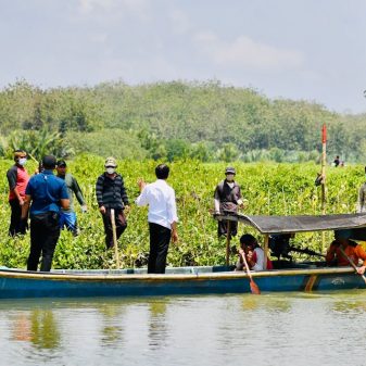 Presiden Jokowi Naik Perahu Seberangi Sungai Sapa Warga