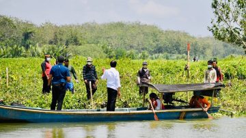 Presiden Jokowi Naik Perahu Seberangi Sungai Sapa Warga