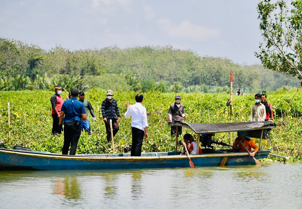 Presiden Jokowi Naik Perahu Seberangi Sungai Sapa Warga