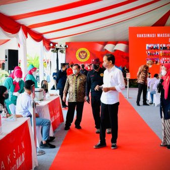 Presiden Tinjau Vaksinasi bagi Pelajar di Cilacap