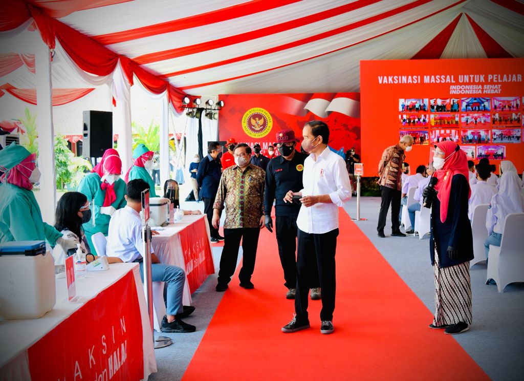 Presiden Tinjau Vaksinasi bagi Pelajar di Cilacap
