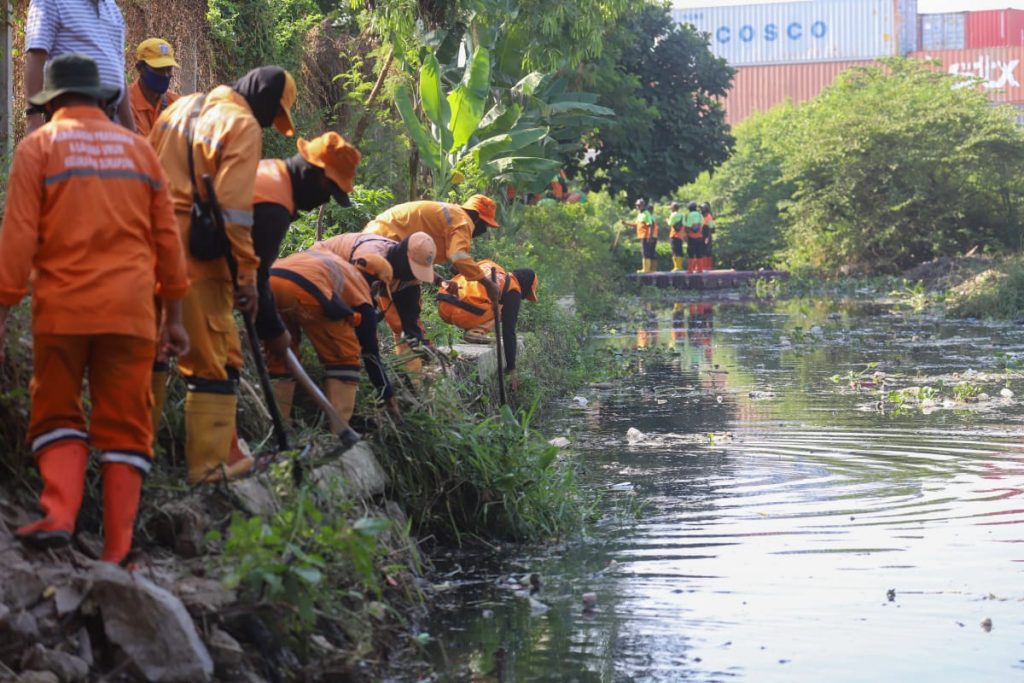 Hadapi Musim Hujan, Petugas Hingga Stakeholder Ikuti Gerebek Lumpur dan Sampah di Kali KBN
