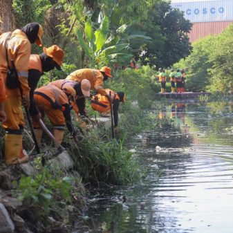 Hadapi Musim Hujan, Petugas Hingga Stakeholder Ikuti Gerebek Lumpur dan Sampah di Kali KBN