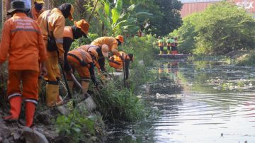 Hadapi Musim Hujan, Petugas Hingga Stakeholder Ikuti Gerebek Lumpur dan Sampah di Kali KBN