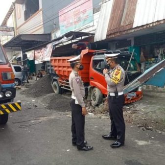 Truk Melaju Tidak Terkendali, Saat Sang Supir Hendak Tanya Alamat