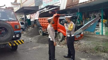 Truk Melaju Tidak Terkendali, Saat Sang Supir Hendak Tanya Alamat