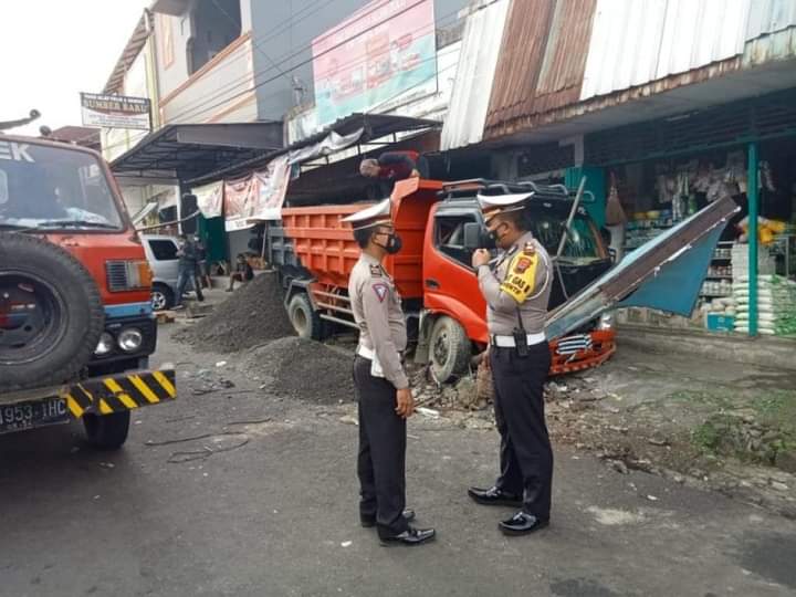 Truk Melaju Tidak Terkendali, Saat Sang Supir Hendak Tanya Alamat