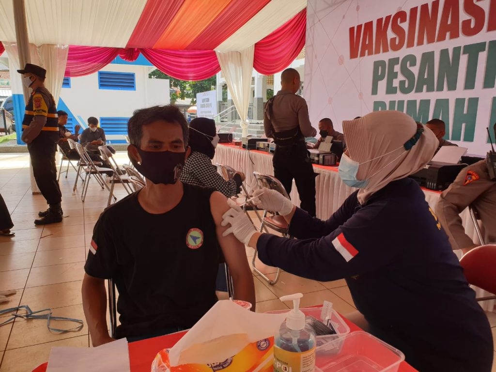 Warga Leuwiliang Antusias Datangi Vaksinasi Merdeka di Ponpes Al Karomah Kawalu